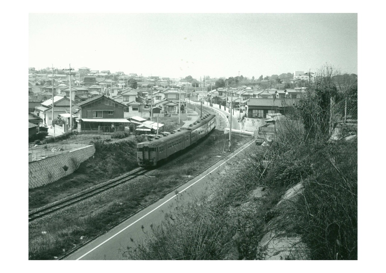 香月線を走る列車（現小田ヶ浦付近）の白黒写真