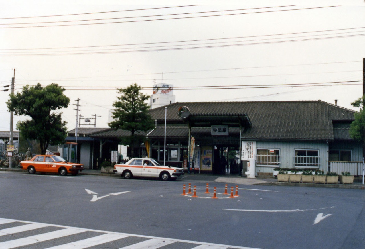 昭和時代後半の中間駅の白黒画像
