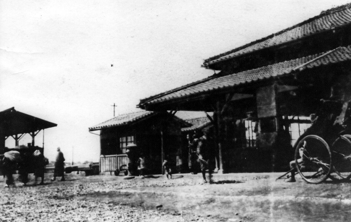 大正時代の中間駅の白黒画像