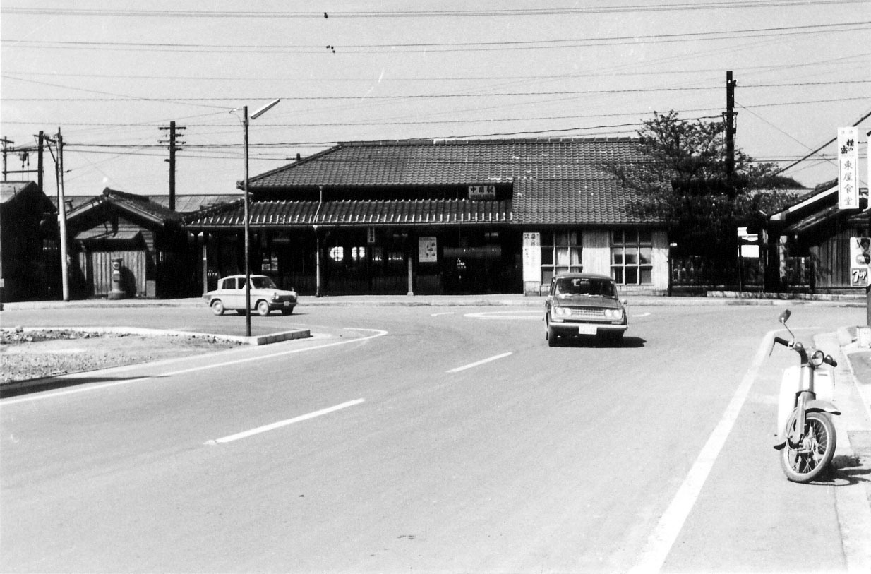 東から撮影した中間駅の白黒写真