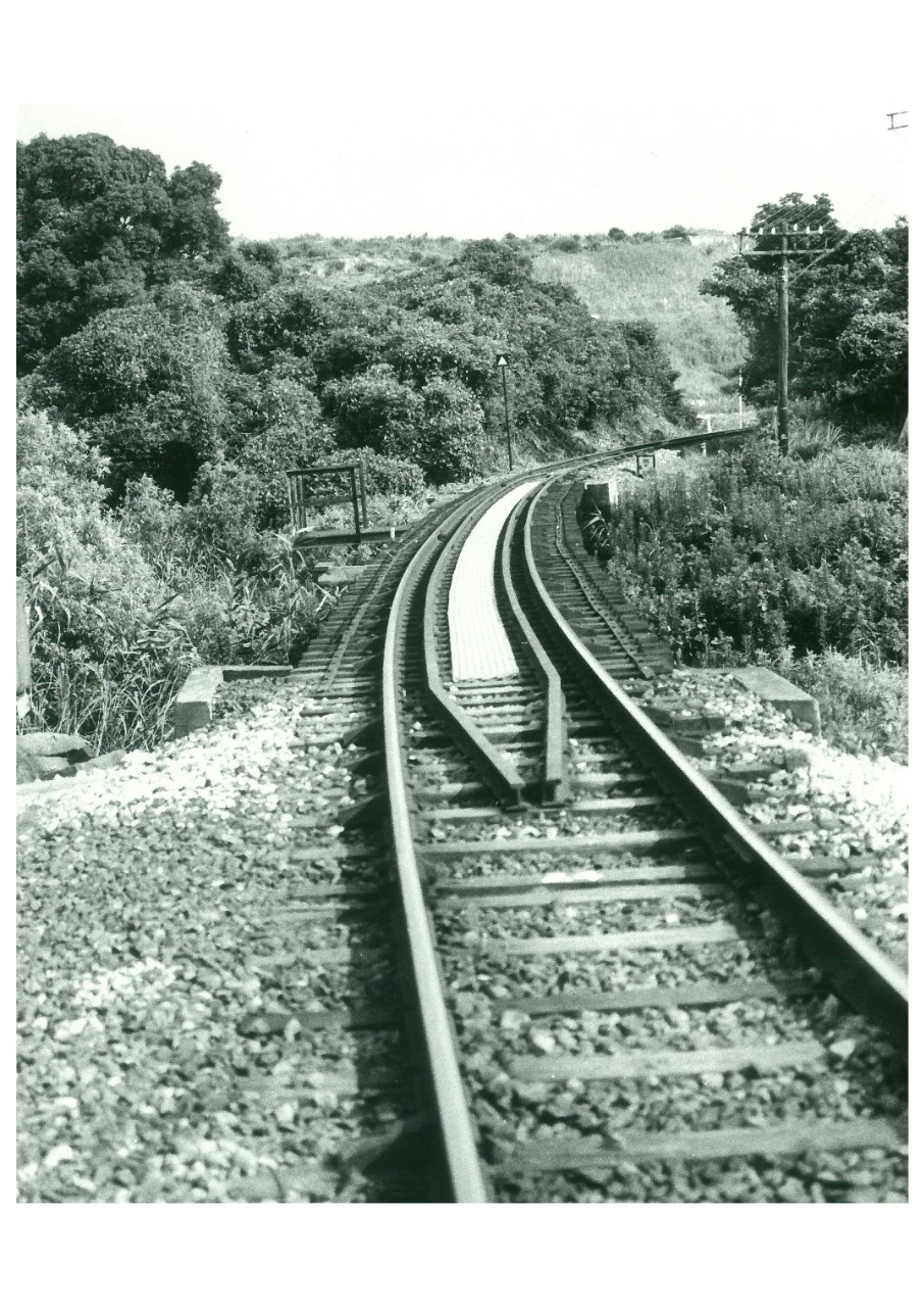 香月線黒川鉄橋の白黒写真