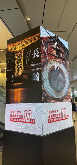 三面デジタルサイネージ